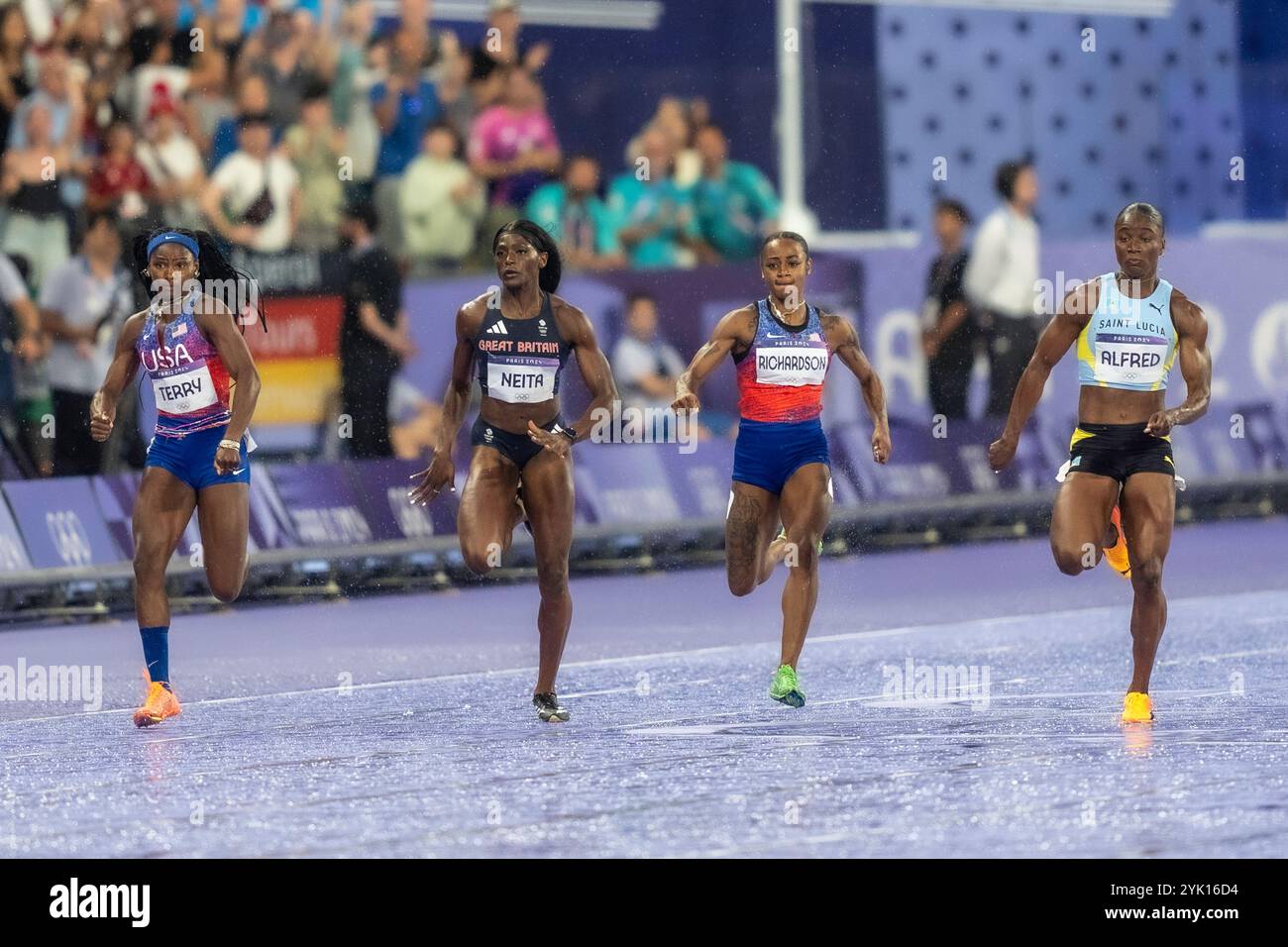 R-L Julien Alfred (LCA), Sha'Carri Richardson (USA)Daryll Neita (GBR), Twanisha Terry (USA) tritt im 100-Meter-Finale der Frauen bei der Oly 2024 an Stockfoto