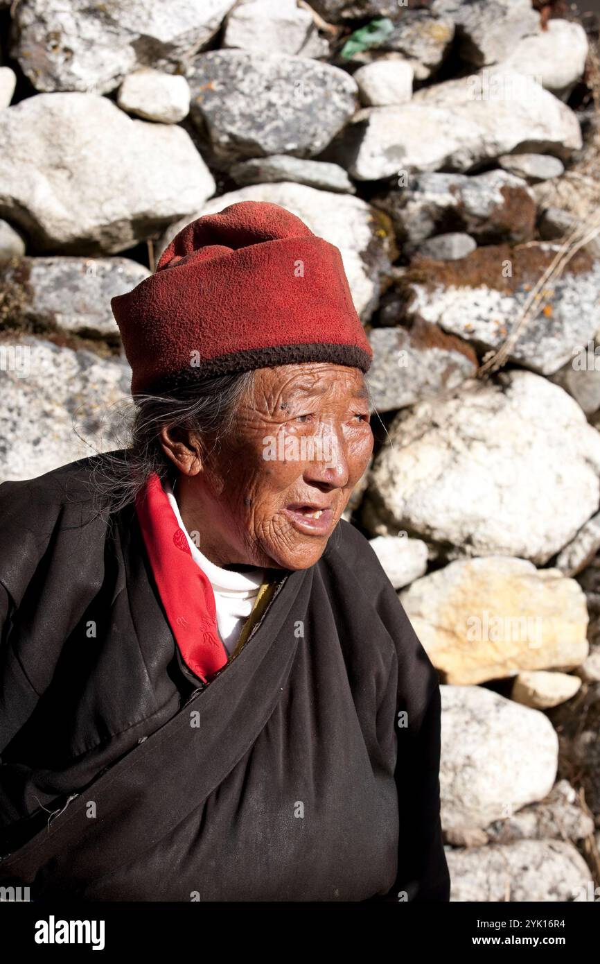 Oktober 2009 WWF Everest Pangbuche Chosang Sherpa, 89 Jahre alt: Datum: 16. Okt. Personen aus verschiedenen Ländern haben Imja studiert. Stockfoto