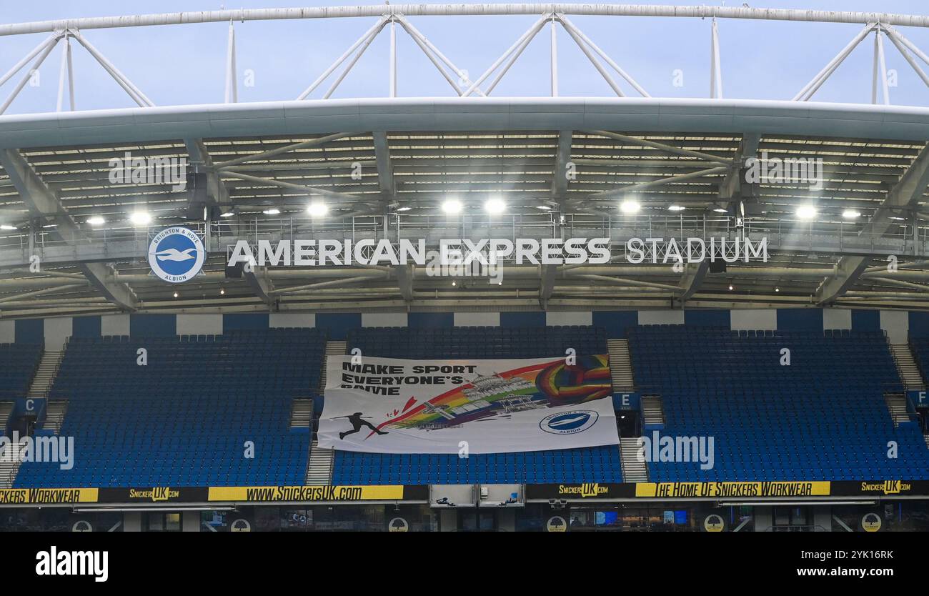 Brighton UK 16. November 2024 - Brighton & Hove Albion unterstützen gemeinsam mit den Vereinen Stonewalls jährliche Rainbow Laces Kampagne, die darauf abzielt, die Einbeziehung von LGBTQ+ im Sport während des Barclays Women's Super League Fußballspiels zwischen Brighton & Hove Albion und West Ham United im American Express Stadium zu feiern und zu zeigen, Brighton : Credit Simon Dack /TPI/ Alamy Live News Stockfoto