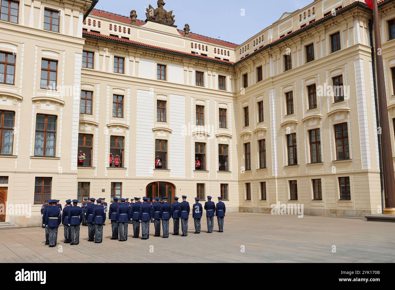 Prag, Tschechische Republik; 04 23 2024: Wachwechsel, Prager Burg. Stockfoto