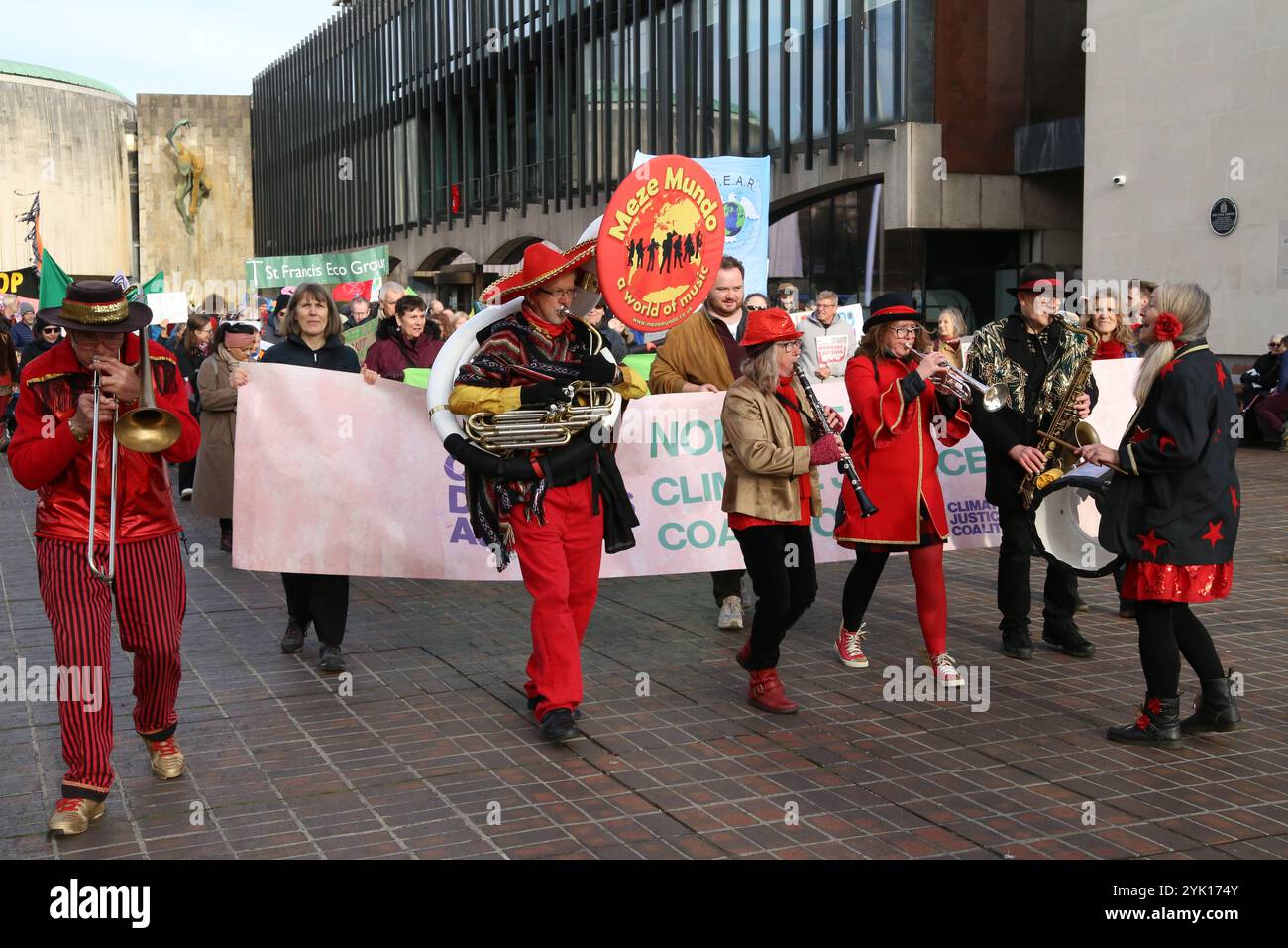 COP29 Global Day March for Global Climate Justice, während sich die Staats- und Regierungschefs der Welt zu den UN-Klimaverhandlungen auf der COP29 zusammentun und auf den Straßen in Newcastle marschieren, um zu fordern, dass die britische Regierung die Abhängigkeit von fossilen Brennstoffen beendet und für Klimafinanzierung bezahlt, Newcastle upon Tyne, Großbritannien, 16. November 2024, Quelle: DEW/Alamy Live News Stockfoto