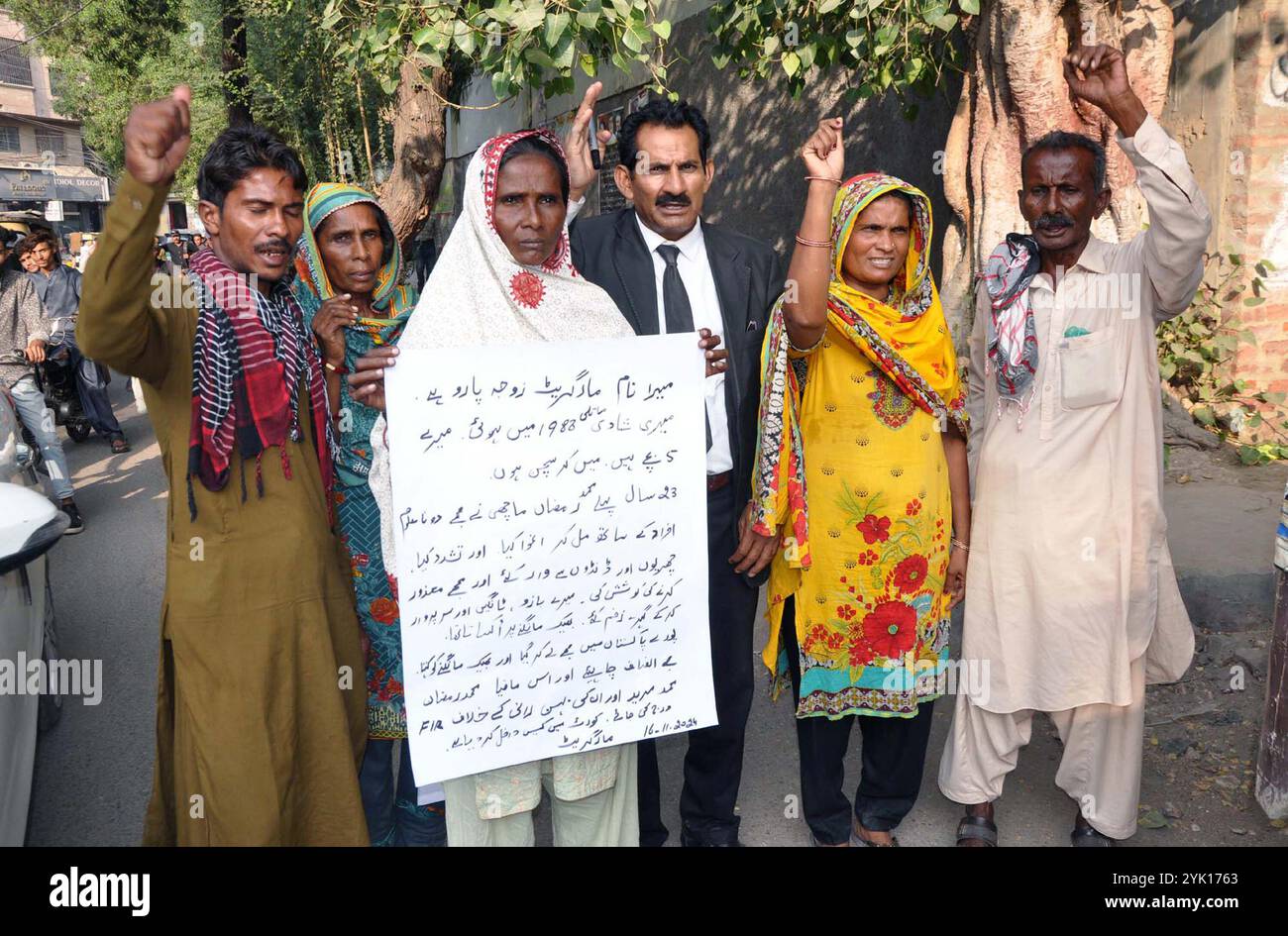 Die Bewohner von Matli halten am Samstag, den 16. November 2024, im Pressesaal von Hyderabad eine Protestdemonstration gegen die hohe Händigkeit einflussreicher Menschen ab. Stockfoto