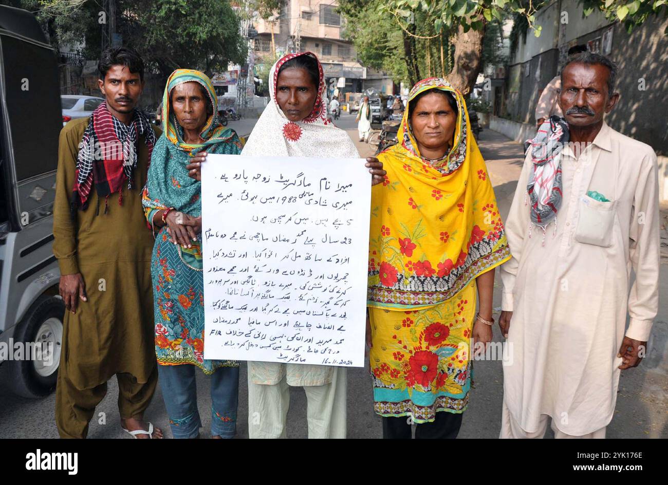 Die Bewohner von Matli halten am Samstag, den 16. November 2024, im Pressesaal von Hyderabad eine Protestdemonstration gegen die hohe Händigkeit einflussreicher Menschen ab. Stockfoto