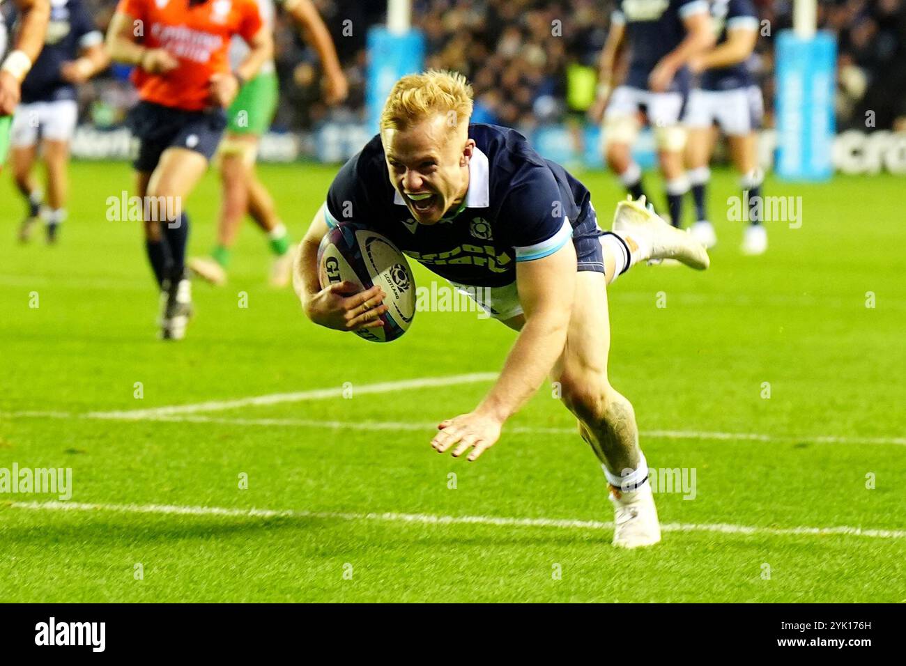 Der schottische Arron Reed erzielt den achten Versuch des Spiels während des internationalen Spiels im Herbst im Scottish Gas Murrayfield Stadium in Edinburgh. Bilddatum: Samstag, 16. November 2024. Stockfoto