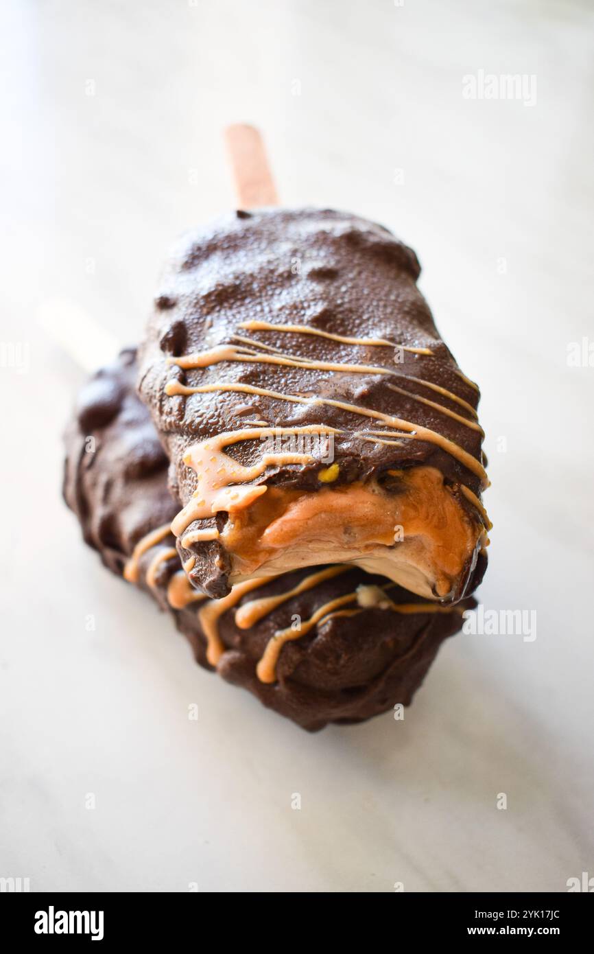 Kochen ist meine Leidenschaft und mein Hobby. Meine Mahlzeit zu fotografieren, macht mich komplett und glücklich. Am liebsten koche ich für meine liebenswerte Familie. Stockfoto