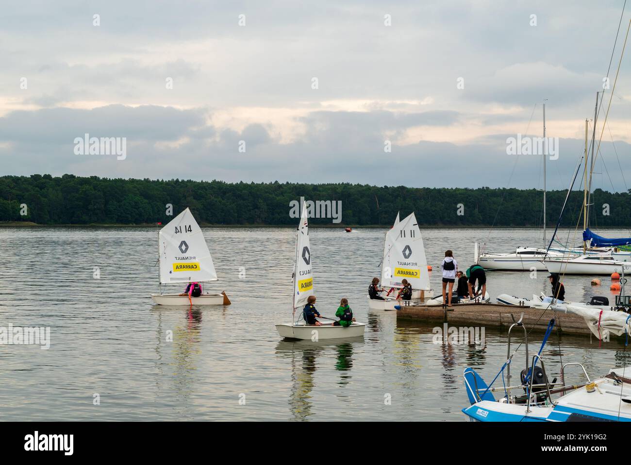 Lublin, Polen 10. August 2023 Teenager unter 15 Jahren lernen auf einem optimistischen Segelboot segeln Stockfoto