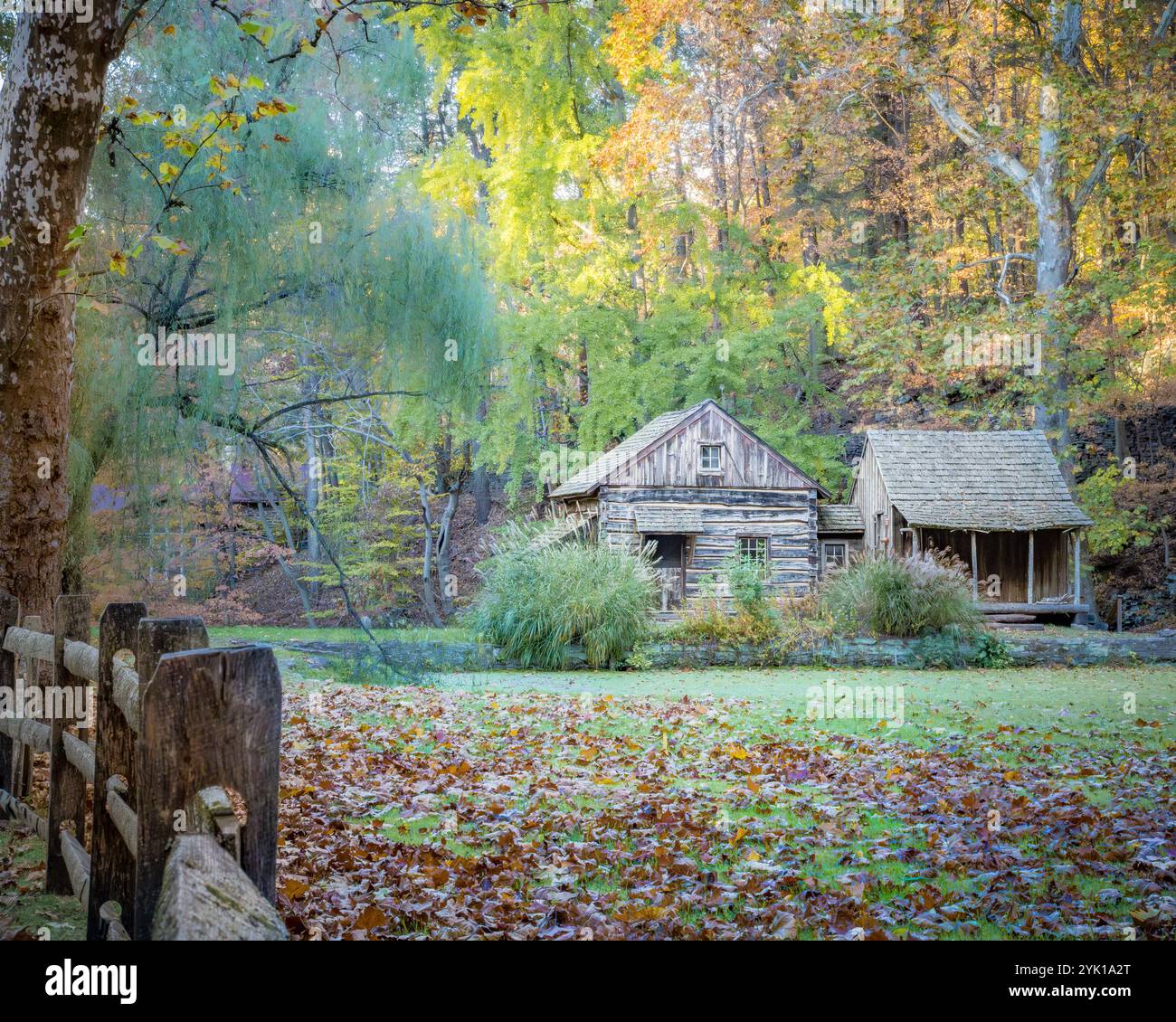 Herbstlaub Vereinigte Staaten – farbenfrohe Landschaft mit Laubbäumen im Herbst Stockfoto