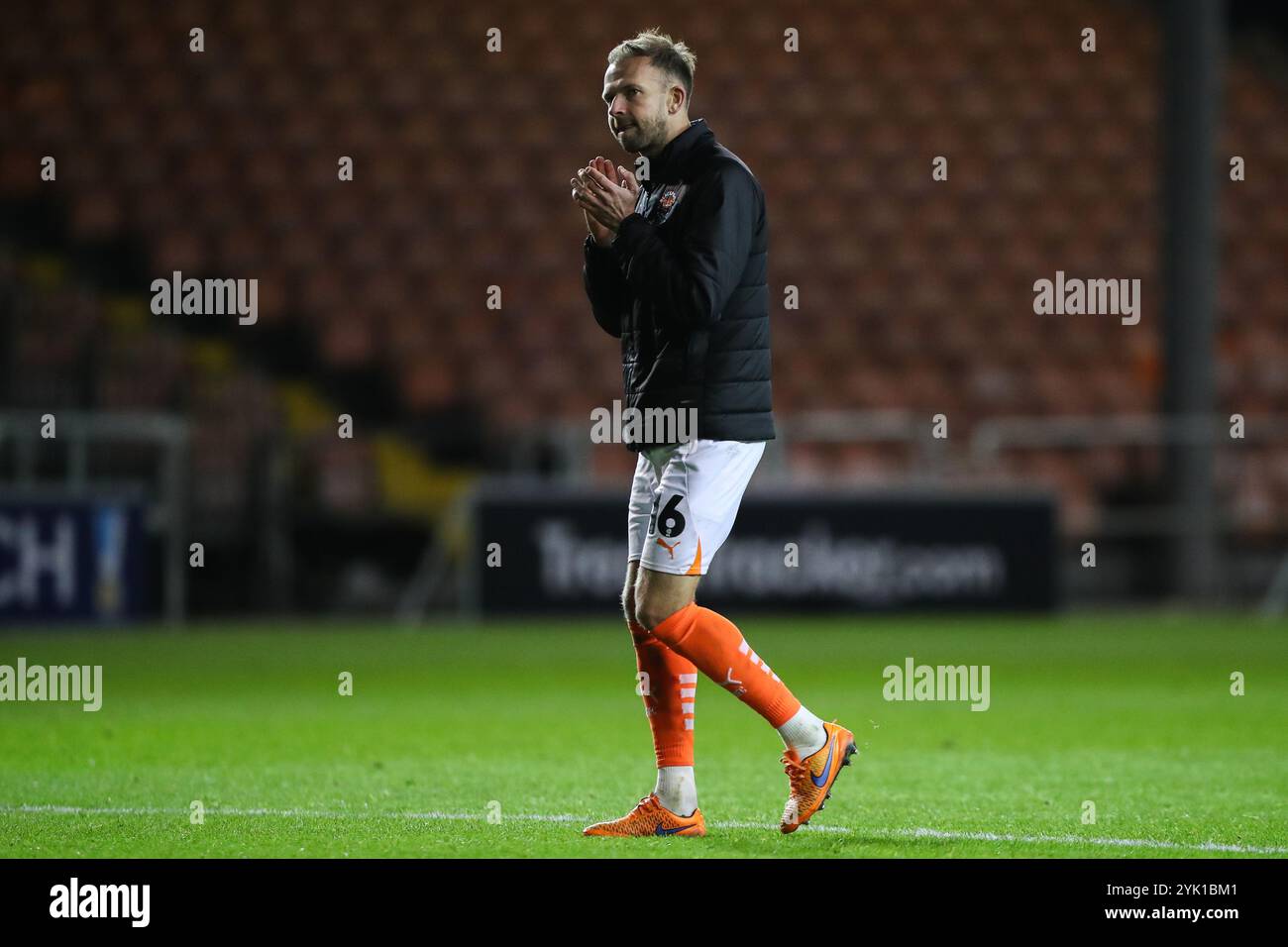 Jordan Rhodes von Blackpool lobt die Heimfans nach dem Spiel Blackpool gegen Northampton Town in der Bloomfield Road, Blackpool, Großbritannien, 16. November 2024 (Foto: Gareth Evans/News Images) Stockfoto