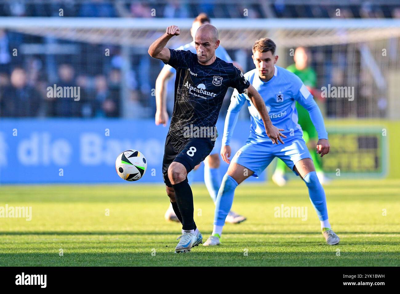 Manuel Stiefler (Unterhaching, 8) am Ball, dahinter Julian Guttau (TSV 1860, 7), 16.11.2024, München (Deutschland), Fussball, BFV Verbandspokal, Viertelfinale, TSV 1860 München - SpVgg Unterhaching Stockfoto