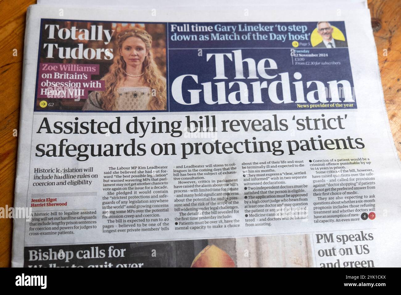 "Assisted Dying Bill enthüllt "strenge" Schutzmaßnahmen zum Schutz von Patienten' Guardian Zeitung Schlagzeilen artikel 11 November 2024 London England Großbritannien Stockfoto