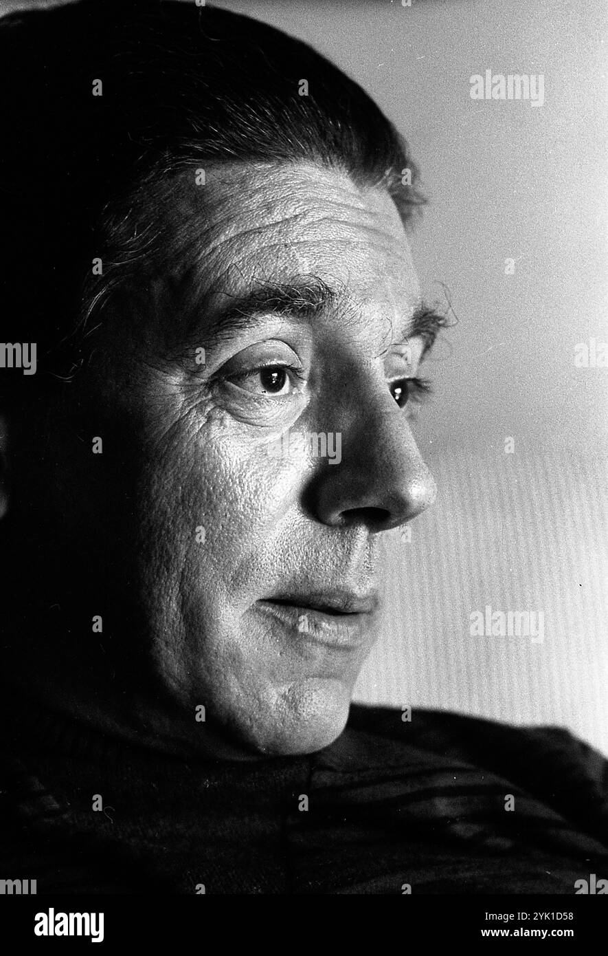 Der argentinische Komponist für klassische Musik Rodolfo Arizaga während eines Interviews in seinem Haus in Buenos Aires, Argentinien, am 21. Mai 1971. Stockfoto