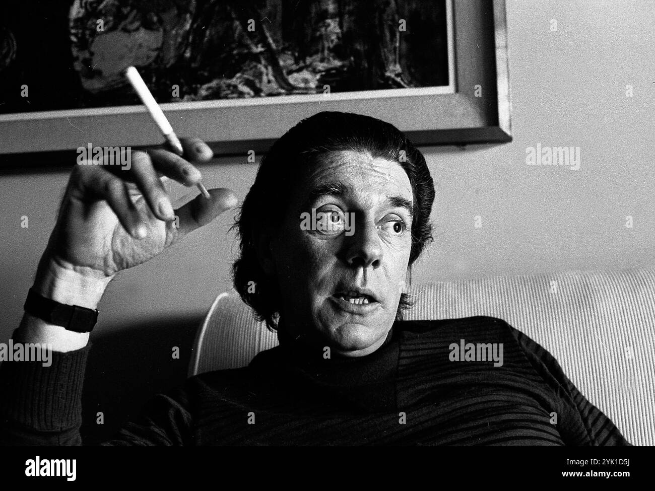 Der argentinische Komponist für klassische Musik Rodolfo Arizaga während eines Interviews in seinem Haus in Buenos Aires, Argentinien, am 21. Mai 1971. Stockfoto