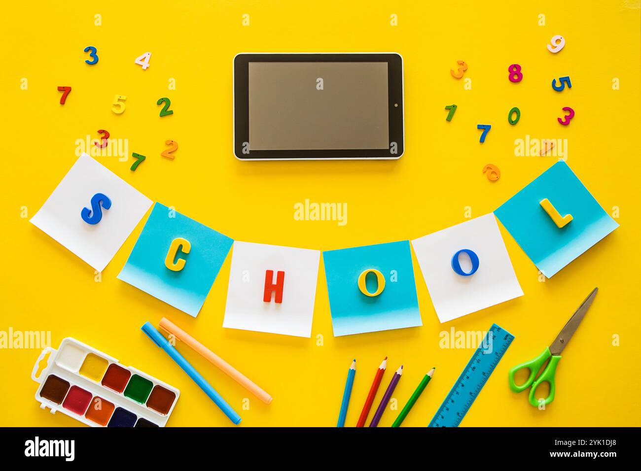 Online-Schulungen. Fernunterricht. Kinder und Technik. Zusammengesetztes Bild eines digitalen Tablets auf dem Schreibtisch der Schüler Stockfoto