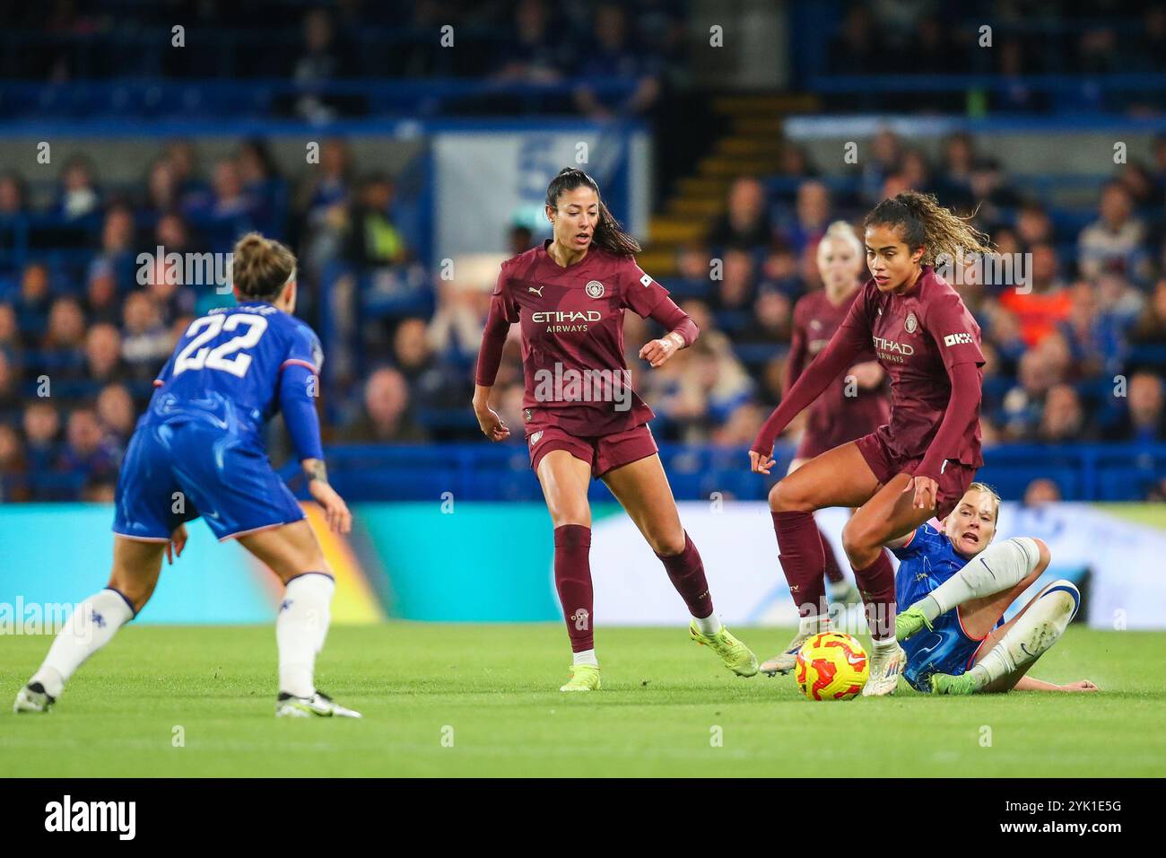 Mary Fowler von Manchester City Women wird von Nathalie Bjorn von Chelsea Women beim Barclays Women's Super League Match Chelsea FC Women vs Manchester City Women in Stamford Bridge, London, Großbritannien, 16. November 2024 (Foto: Izzy Poles/News Images) Stockfoto