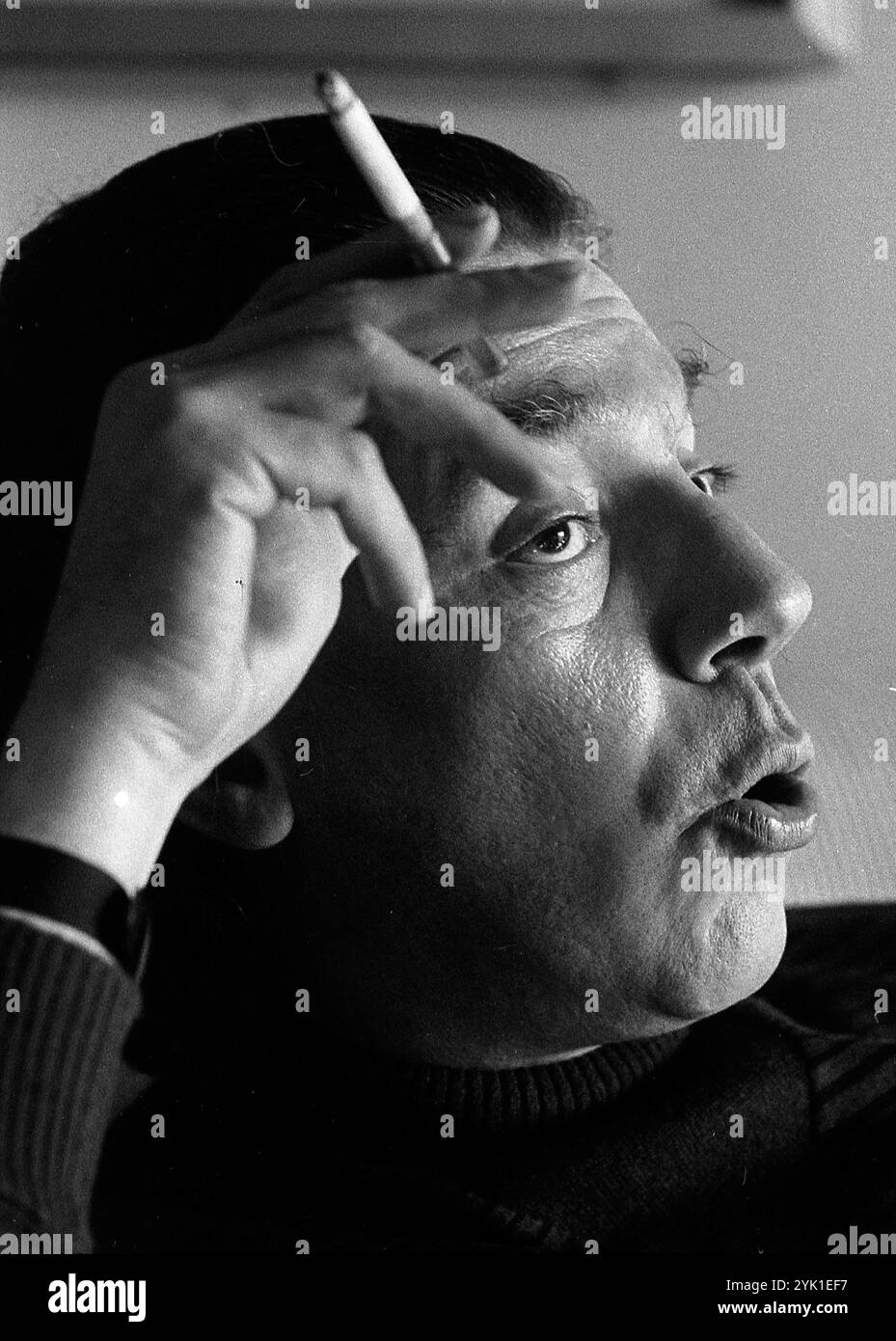 Der argentinische Komponist für klassische Musik Rodolfo Arizaga während eines Interviews in seinem Haus in Buenos Aires, Argentinien, am 21. Mai 1971. Stockfoto