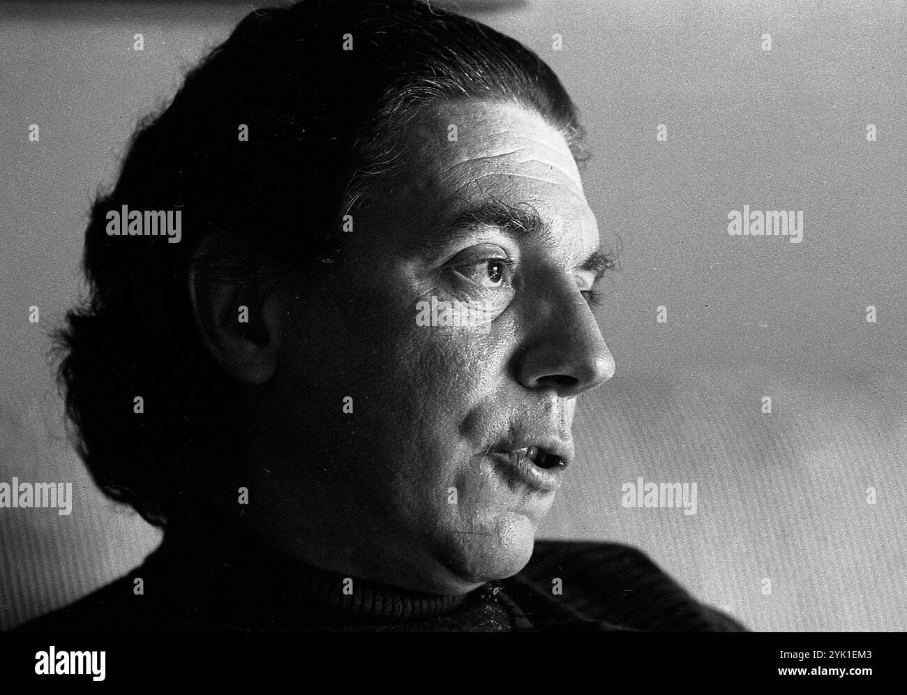 Der argentinische Komponist für klassische Musik Rodolfo Arizaga während eines Interviews in seinem Haus in Buenos Aires, Argentinien, am 21. Mai 1971. Stockfoto