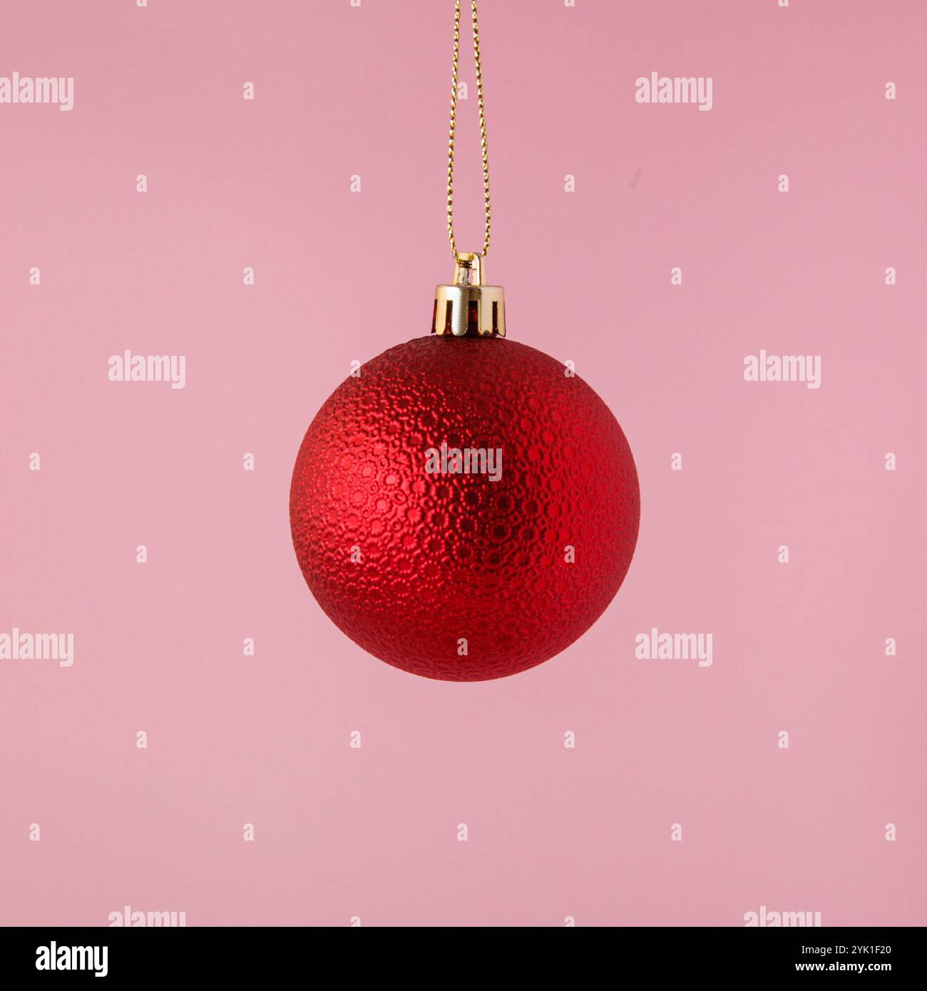 Rote Weihnachtskugel-Ornamente auf rosa Hintergrund. Minimale Konzeptidee. Stockfoto