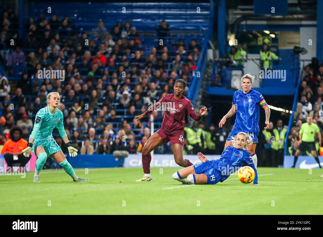 Nathalie Bjorn von Chelsea Women blockiert den Schuss während des Barclays Women's Super League Matches Chelsea FC Women vs Manchester City Women in Stamford Bridge, London, Großbritannien, 16. November 2024 (Foto: Izzy Poles/News Images) Stockfoto