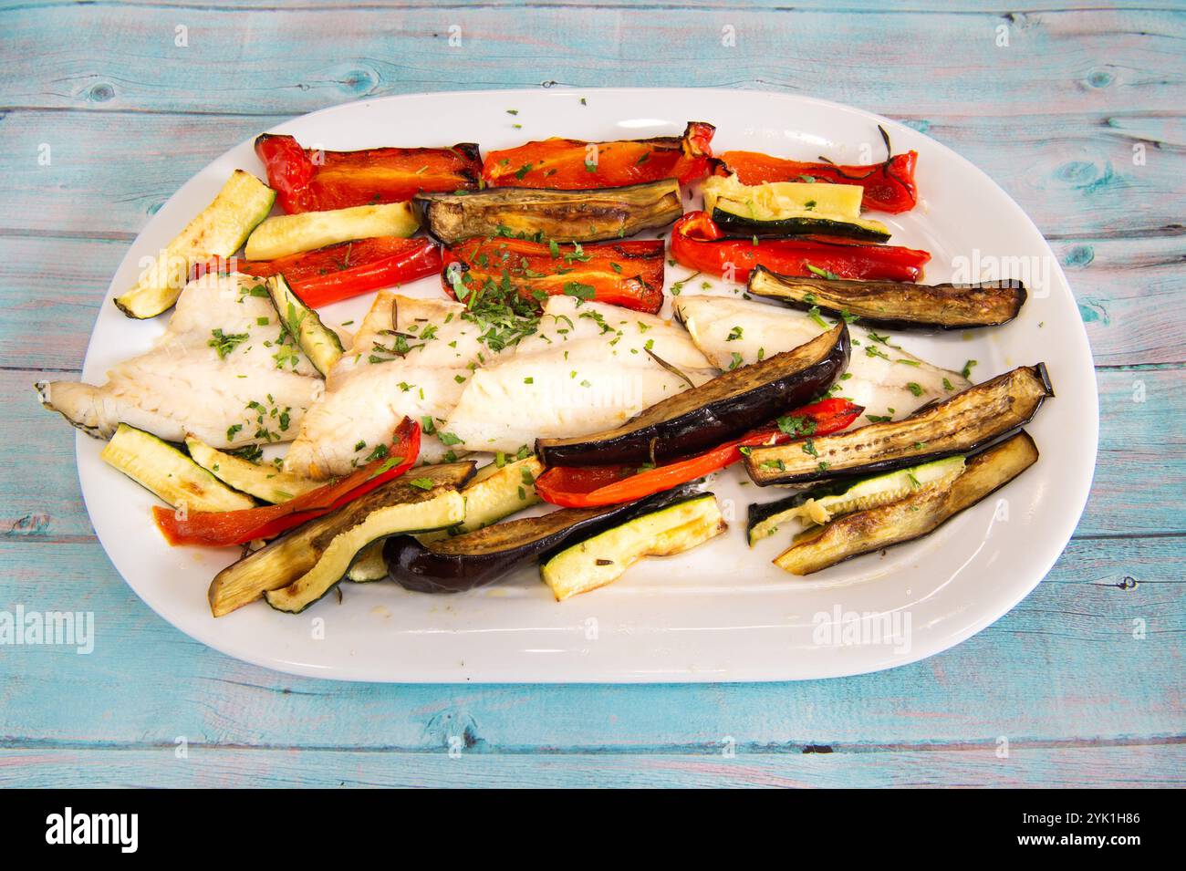 Seebrassenfilet mit Gemüse Auberginen und Paprika typisches Gericht der mediterranen Ernährung in Italien Stockfoto