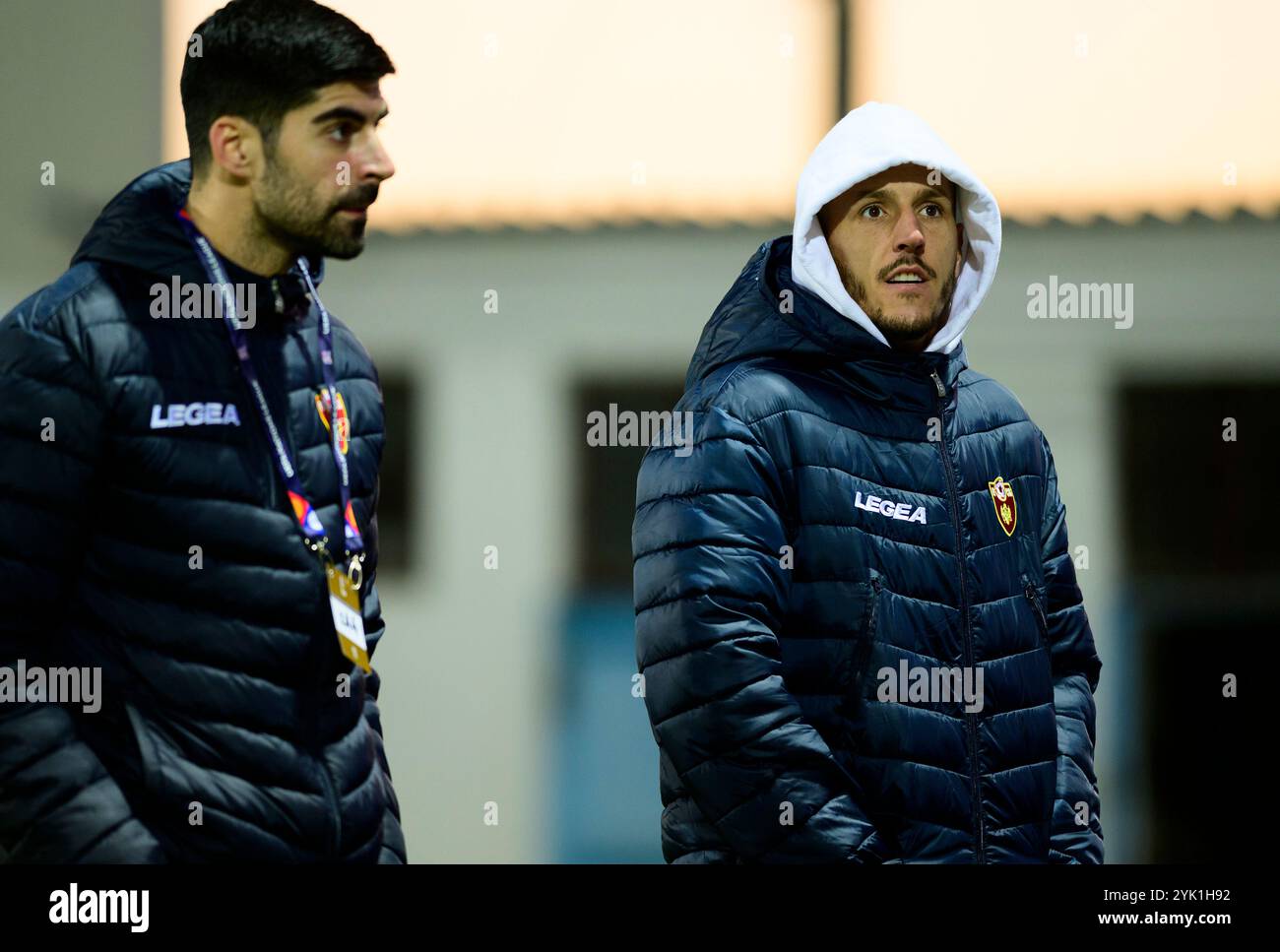 Podgorica, Montenegro. November 2024. PODGORICA, MONTENEGRO - 16. NOVEMBER: Stevan Jovetic und Danijel Petkovic aus Montenegro machen einen Spaziergang vor dem Spiel der UEFA Nations League 2024/25 League B Gruppe B4 zwischen Montenegro und Island im Niksic City Stadium am 16. November 2024 in Niksic, Montenegro. Foto: Stefan Ivanovic/PIXSELL Credit: Pixsell/Alamy Live News Stockfoto