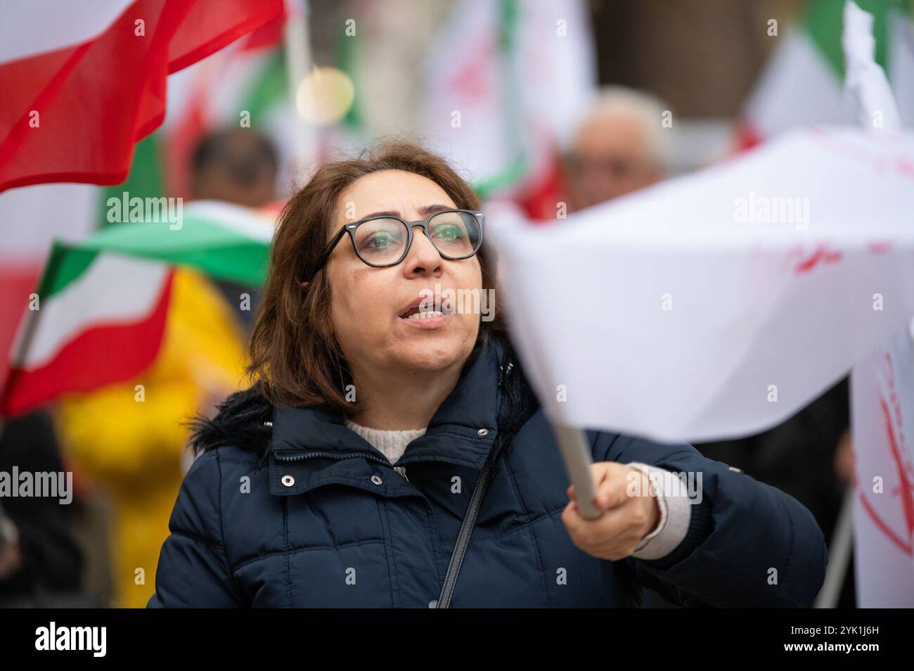 London, Großbritannien. November 2024. Demonstrant sah, wie er während der Demonstration eine iranische Flagge schwenkte. Demonstranten versammelten sich vor der Downing Street in London, um zu demonstrieren und an die Menschen zu erinnern, die während der Proteste im Iran im November 2019 starben. (Foto: David Tramontan/SOPA Images/SIPA USA) Credit: SIPA USA/Alamy Live News Stockfoto