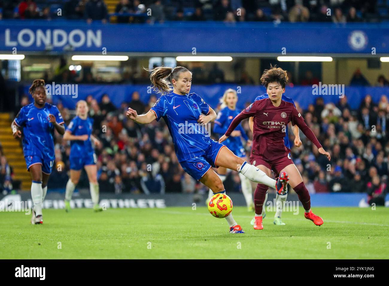 Guro Reiten von Chelsea Women kontrolliert den Ball während des Barclays Women's Super League Matches Chelsea FC Women vs Manchester City Women in Stamford Bridge, London, Großbritannien, 16. November 2024 (Foto: Izzy Poles/News Images) Stockfoto