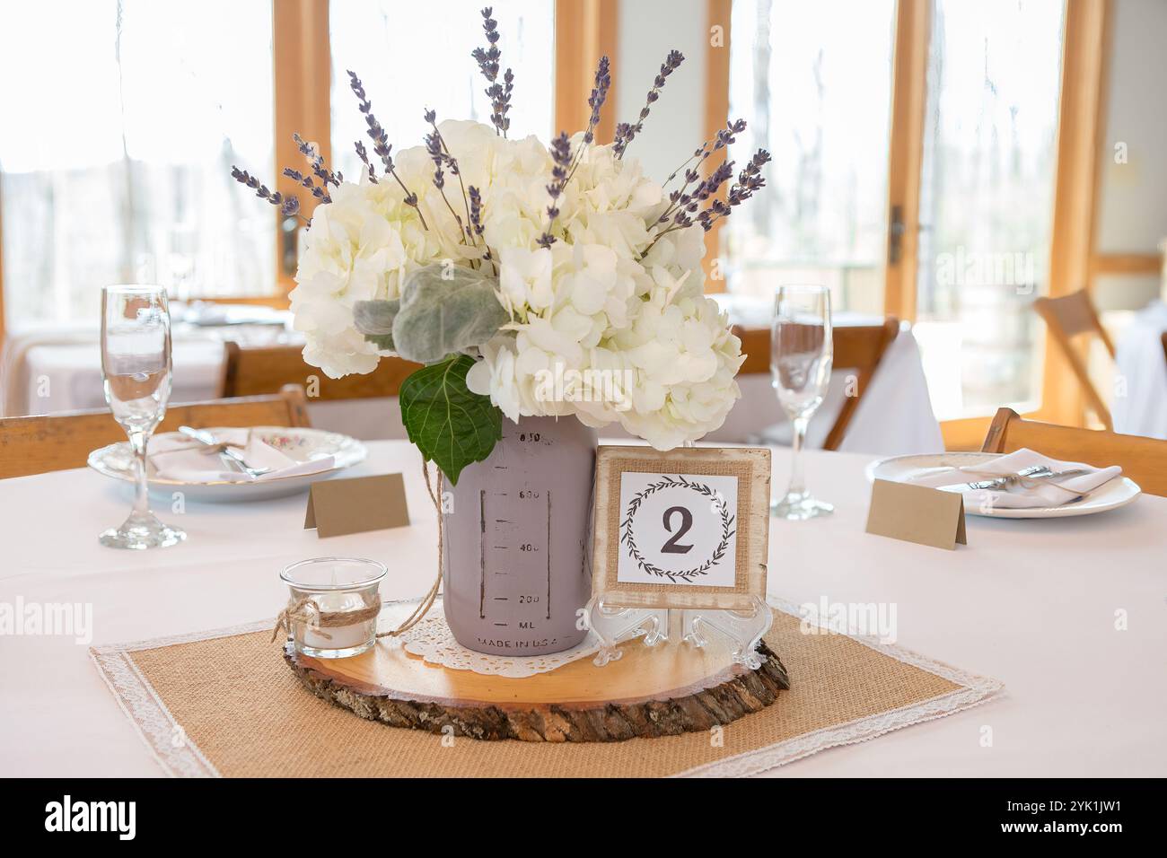 Elegantes und kreatives Dekor für Hochzeitstisch mit Blumenmustern Stockfoto