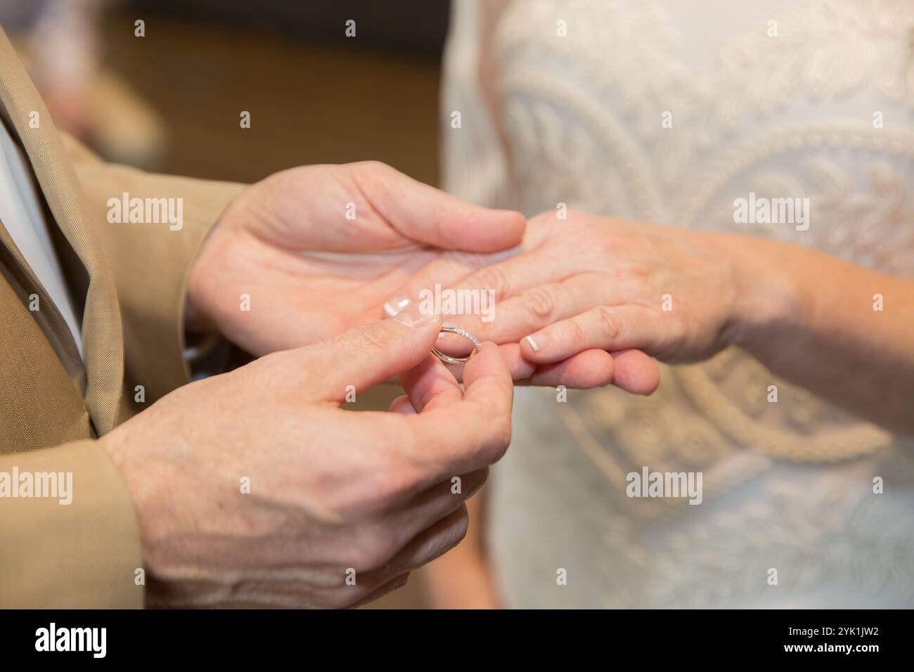 Ringwechsel am Hochzeitstag: Romantischer Moment der Braut und des Bräutigams Stockfoto