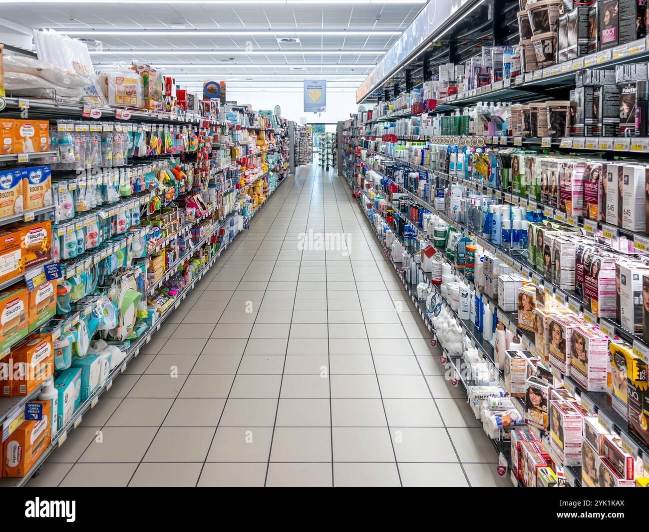 Italien - 13. November 2024: Gang des italienischen Supermarktes Mercatò mit Regalen mit Haar- und Körperpflegeprodukten und Babyprodukten Stockfoto