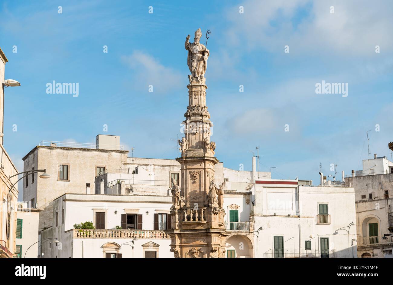 Blick auf die Säule des Heiligen Oronzo auf dem Platz der Freiheit in Ostuni, Provinz Brindisi, Apulien, Italien Stockfoto