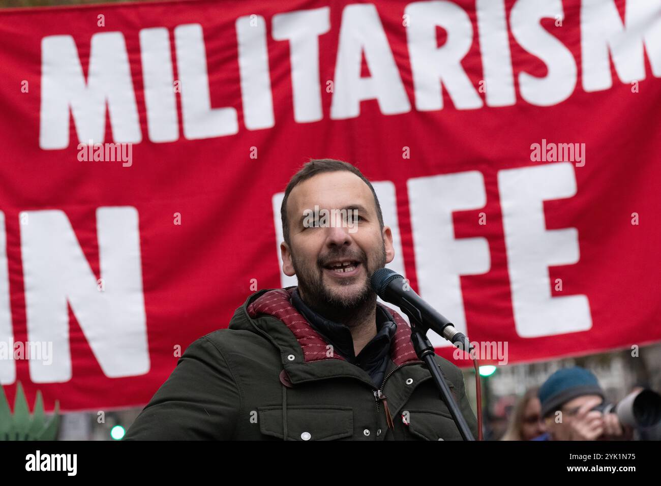 London, Großbritannien. November 2024. Zack Polanski, stellvertretender Vorsitzender der Grünen Partei und Mitglied der Londoner Versammlung, spricht an einer Kundgebung in Whitehall, nachdem eine Koalition aus über sechzig Klimakampffrigengruppen und palästinensischen Unterstützern die Regierung aufforderte, unsere Abhängigkeit von fossilen Brennstoffen zu beenden, Klimafinanzierungen zu bezahlen und Israels Krieg gegen Gaza nicht mehr zu unterstützen. Aserbaidschan, dessen staatliches Ölunternehmen mit dem Ölgiganten BP zusammenarbeitet, veranstaltet derzeit die COP29-Klimaverhandlungen und liefert schätzungsweise 30 % des israelischen Öls über die Türkei. Quelle: Ron Fassbender/Alamy Live News Stockfoto