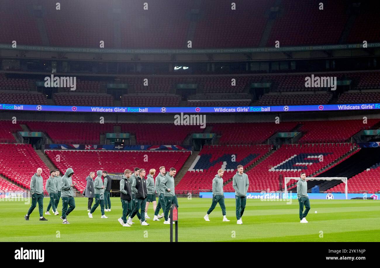 Die Republik Irland inspiziert das Spielfeld vor einer Pressekonferenz im Wembley Stadium in London. Bilddatum: Samstag, 16. November 2024. Stockfoto