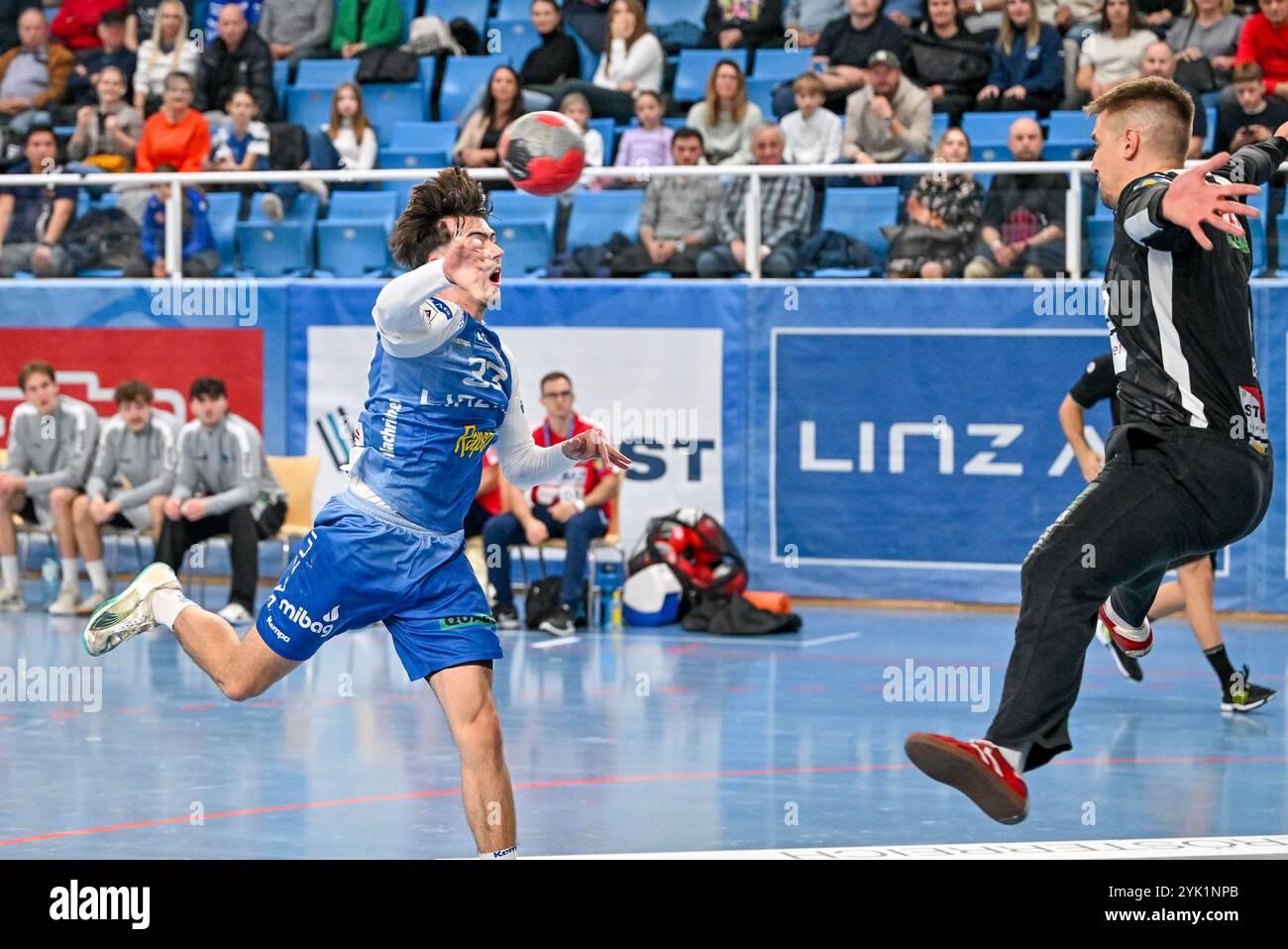 Linz, Österreich. November 2024. LINZ, ÖSTERREICH -16. NOVEMBER: Elmar Boehm von der HC Linz AG und Thomas Bauer von roomz Jags Voeslau während des HLA Master League Matches HC Linz AG gegen Roomz Jags Voeslau in der Mainround in SHS Kleinmuenchen am 16. November 2024 in Linz, Österreich.241116 SEPA 20 022 - 20241116 PD7784 Credit: APA-PictureDesk/Alamy Live News Stockfoto