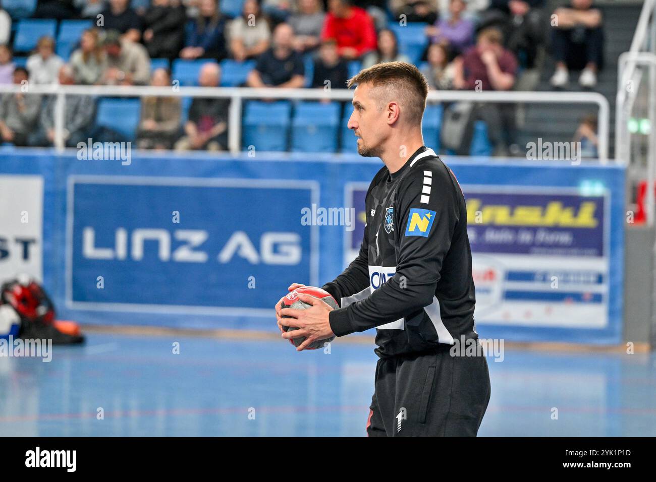 Linz, Österreich. November 2024. LINZ, ÖSTERREICH -16. NOVEMBER: Thomas Bauer von roomz Jags Voeslau während des HLA Master League Matches HC Linz AG gegen Roomz Jags Voeslau in der Mainround in SHS Kleinmuenchen am 16. November 2024 in Linz, Österreich.241116 SEPA 20 013 - 20241116 PD7795 Credit: APA-PictureDesk/Alamy Live News Stockfoto