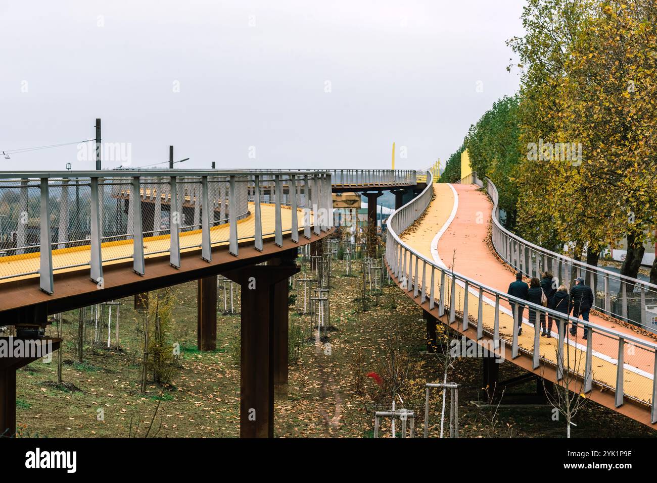 Esch-sur-Alzette, Luxemburg - 16. November 2024: Blick auf die 2022 km lange Radbrücke, die längste in Europa Stockfoto