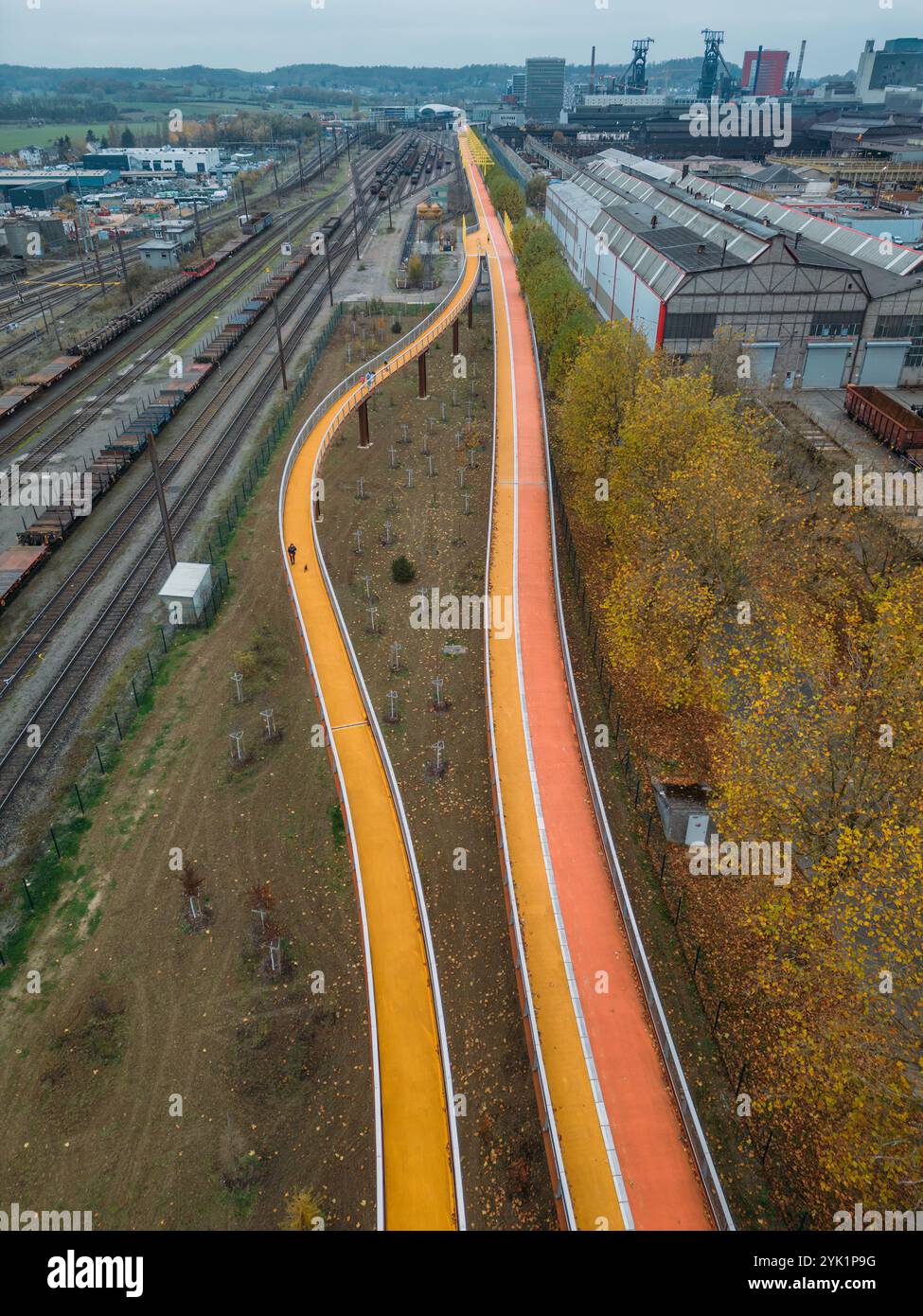 Esch-sur-Alzette, Luxemburg - 16. November 2024: Drohnenansicht der 2022 eingeweihten 1,2 km langen Radbrücke, die längste in Europa Stockfoto