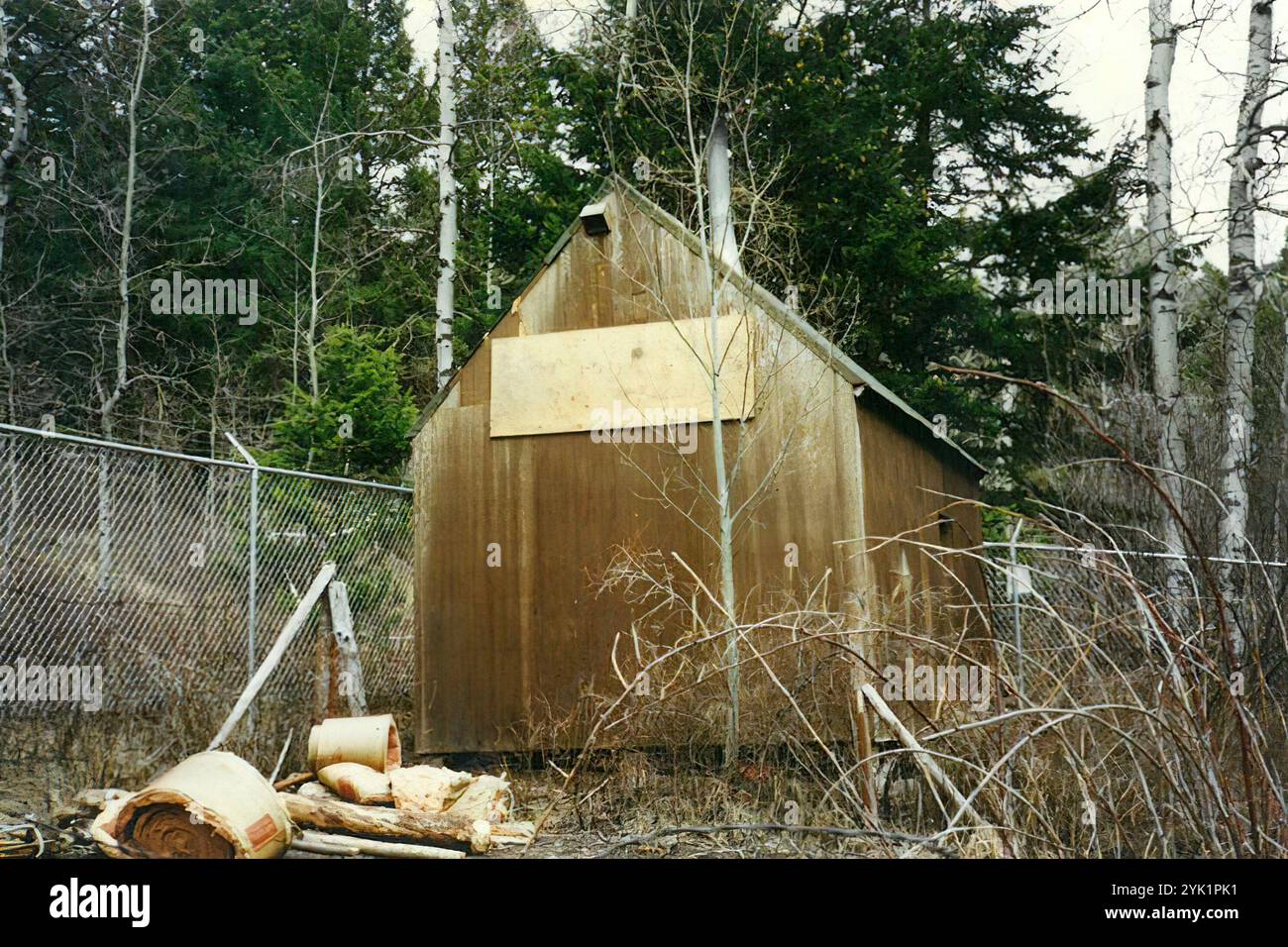 Das Äußere der Kabine von Unabomber Ted Kaczynski ist abgebildet. Nach Kaczynskis Verhaftung im April 1996 wurde um die Kabine ein Maschendrahtzaun errichtet, um Menschen vom Betreten abzuhalten. FBI-Beweisfoto Stockfoto