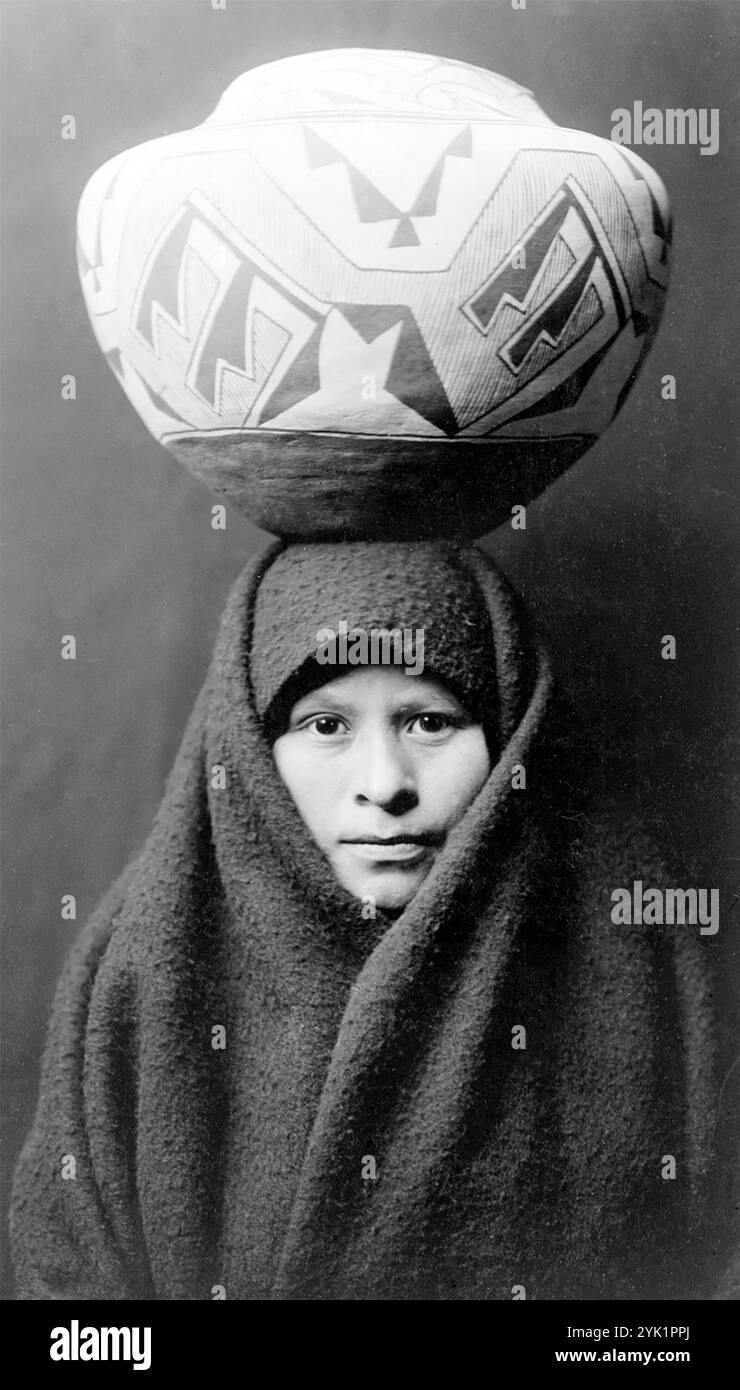 Ein Kopf-und-Schultern-Porträt eines Zuni-Mädchens aus dem Jahr 1903 mit einem Töpfergefäß auf dem Kopf. Foto von Edward Curtis. Edward Sheriff Curtis war ein us-amerikanischer Ethnoggraph und Fotograf, der viele Jahre seines Lebens damit verbrachte, die riesige 20-bändige Serie The North American Indian zu erforschen und zu illustrieren. Stockfoto