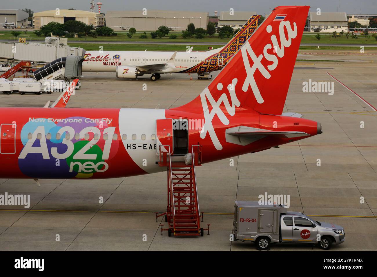 Bangkok, Thailand - 29. Juni 2023: Flugzeuge der Billigfluggesellschaft AirAsia werden vor dem Abflug am Flughafen Don Mueang (DMK) am Gate geparkt. Stockfoto