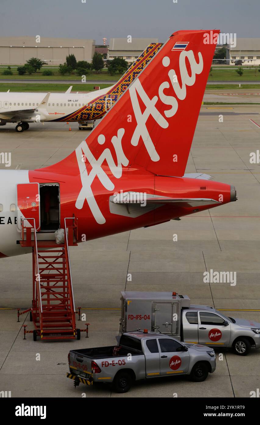 Bangkok, Thailand - 29. Juni 2023: Ein Flugzeug der Billigfluggesellschaft AirAsia wird vor dem Abflug am Flughafen Don Mueang am Gate geparkt. Stockfoto