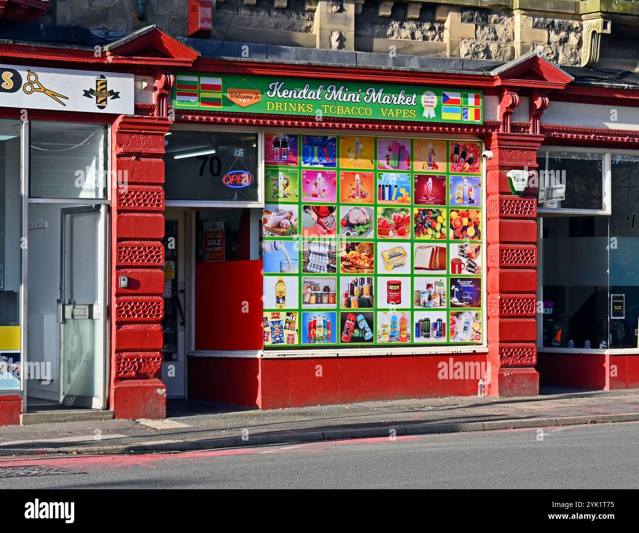 Vorne anzeigen. Kendal Mini Market. TRINKT TABAKVAPES. 70 Stramongate, Kendal, Cumbria, England, Vereinigtes Königreich, Europa. Stockfoto