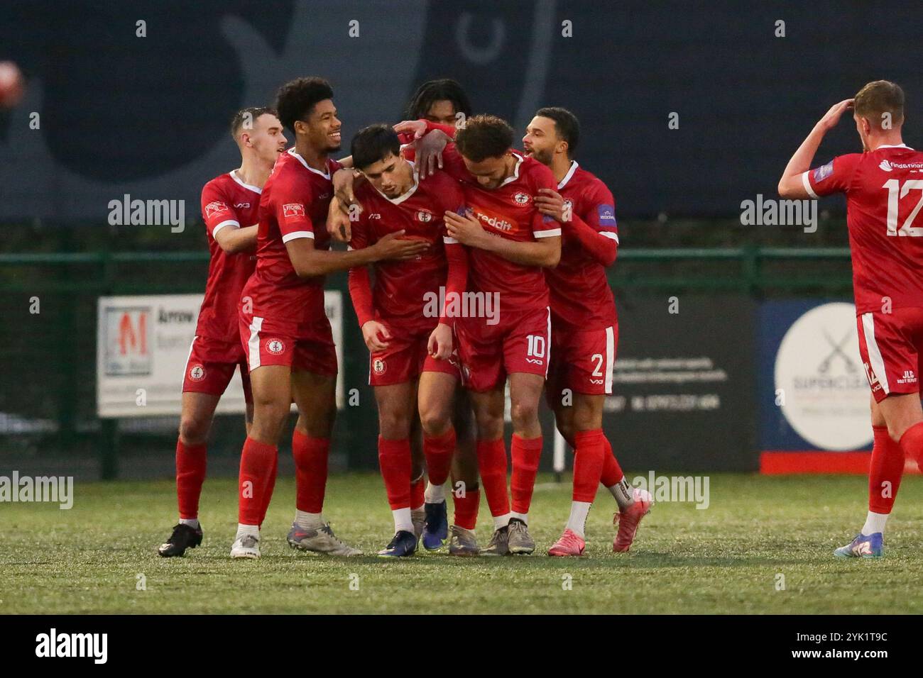 Redditch, Großbritannien, 17. November 2024. Goerge Atwal aus Redditch und seine Teamkollegen feiern, nachdem er während des Spiels der Southern League Premier Division Central zwischen Redditch Utd und Stamford AFC das erste Tor seines Teams erzielt hat (Credit: Gustavo Pantano/Alamy Live News) Stockfoto