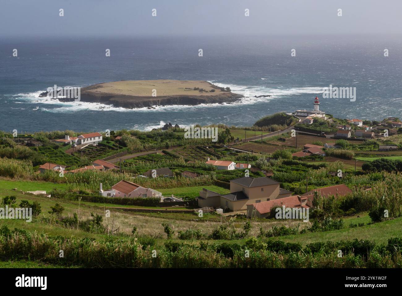 Blick auf Topo und den Leuchtturm in Sao Jorge, Azoren, Portugal. Stockfoto