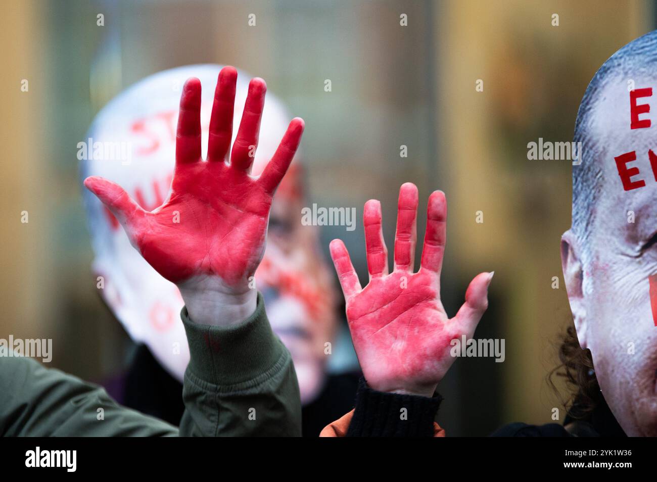 London, Großbritannien. November 2024. Demonstranten werden gesehen, wie sie ihre Hände hochhalten, die während der Kundgebung rot gestrichen wurden. Demonstranten marschierten in London, um die britische Regierung zu fordern, die Abhängigkeit Großbritanniens von fossilen Brennstoffen zu beenden, für Klimafinanzierung aufzukommen und ihre Mittäterschaft an Israels eskalierender völkermörderischer Gewalt zu beenden. Quelle: SOPA Images Limited/Alamy Live News Stockfoto