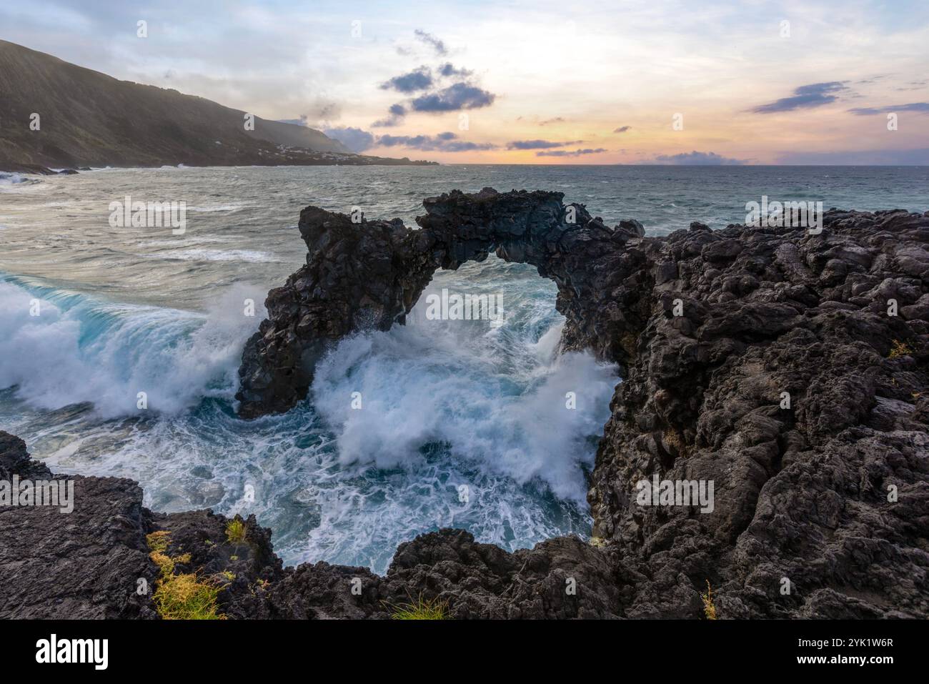 Die Fajã da Ribeira d’Areia liegt im Norden der Insel São Jorge auf den Azoren. Stockfoto