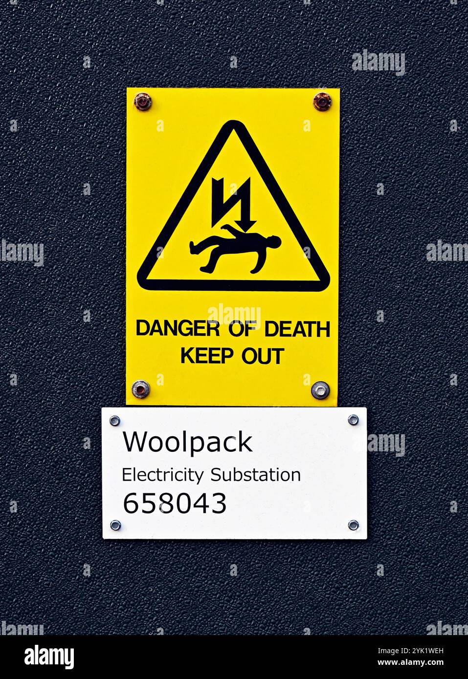 Warnschild 'GEFAHR DES TODES HALTEN SIE DRAUSSEN'. Woolpack Electricity Umspannstation, Entry Lane, Kendal, Cumbria, England, Vereinigtes Königreich, Europa. Stockfoto