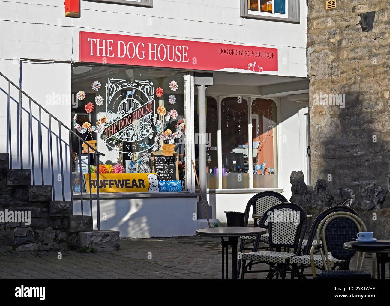 Vorne anzeigen. Dog House, Hundepflege & Boutique. 26 Market Place, Kendal, Cumbria, England, Vereinigtes Königreich, Europa. Stockfoto