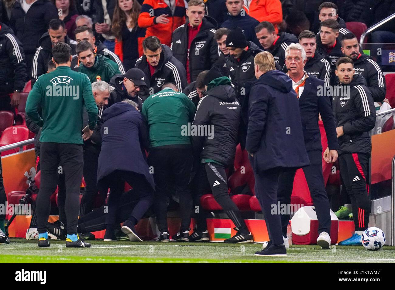 Amsterdam, Niederlande. November 2024. AMSTERDAM, NIEDERLANDE - 16. NOVEMBER: Medizinische Intervention für einen der ungarischen Teamkollegen während des Spiels der UEFA Nations League 2024/25 League A zwischen den Niederlanden und Ungarn in der Johan Cruijff Arena am 16. November 2024 in Amsterdam, Niederlande. (Foto von Joris Verwijst/Orange Pictures) Credit: Orange Pics BV/Alamy Live News Stockfoto