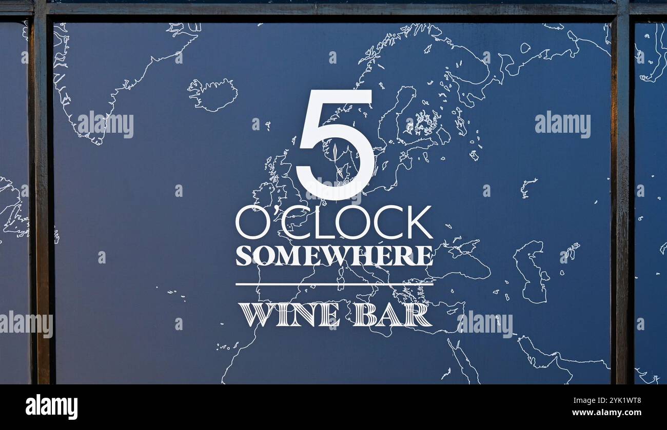 5 O'Clock Somewhere Wine Bar (Detail). 55 Finkle Street, Kendal, Cumbria, England, Vereinigtes Königreich, Europa. Stockfoto