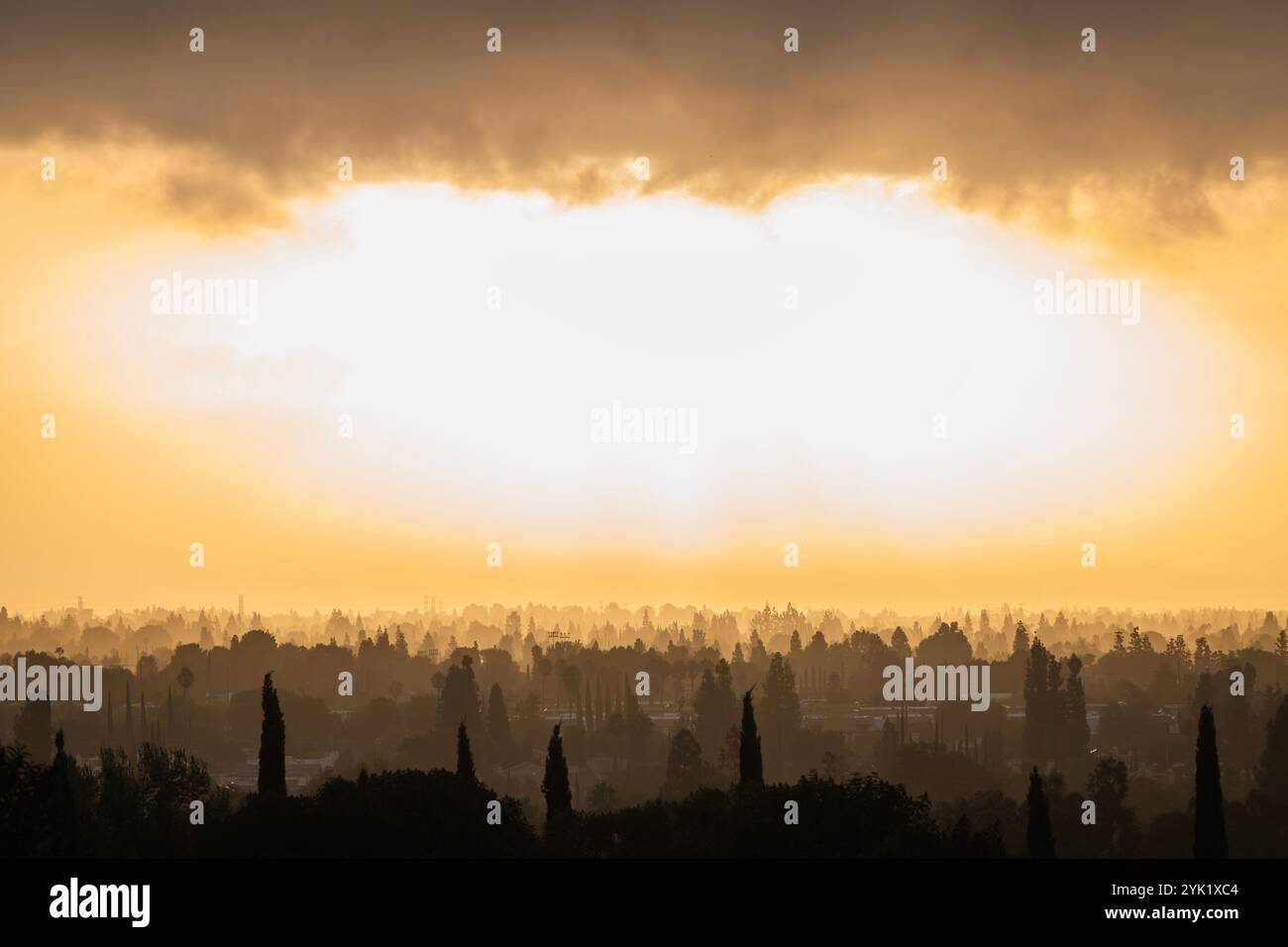 Sonnenaufgangsnebel über dem Stadtteil Chatsworth in Los Angeles, Kalifornien. Stockfoto
